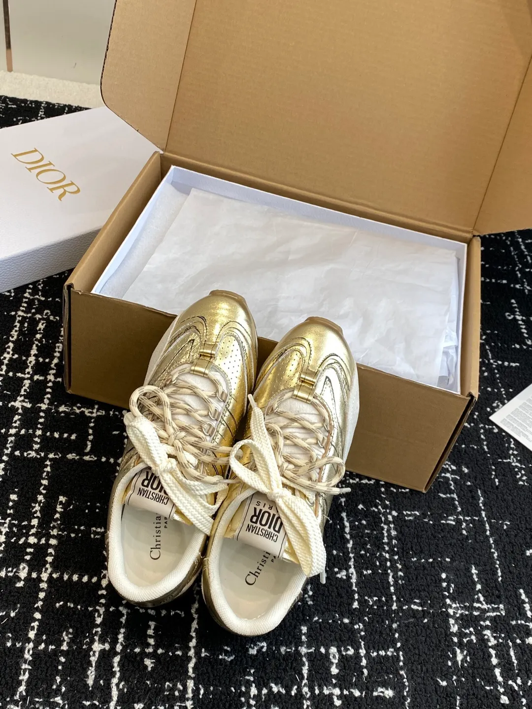 👟👟Ex-factory price 680👟👟 Purchasing grade (synchronized on the official website ✈️box packaging) Dior D-Sketch sneakers made a wonderful appearance at the Dior 25ss spring and summer ready-to-wear series show, highlighting the classic retro aesthetics. They are carefully made of white nylon and cow leather, decorated with printed logos inspired by the shoe production stage, with beige suede cowhide panels and double shoelaces. Handwritten Christian Dior Paris signature on the side, Christian Dior Paris signature panels and plaques on the heel and tongue. Paired with two-tone slim rubber soles, they add a touch of couture to any casual look. Size: #Female 35-40 (No return or exchange if order is made at 40) #Men 39-45 (No return or exchange if order is made at 45) (It will be shipped in about 20 days under development)